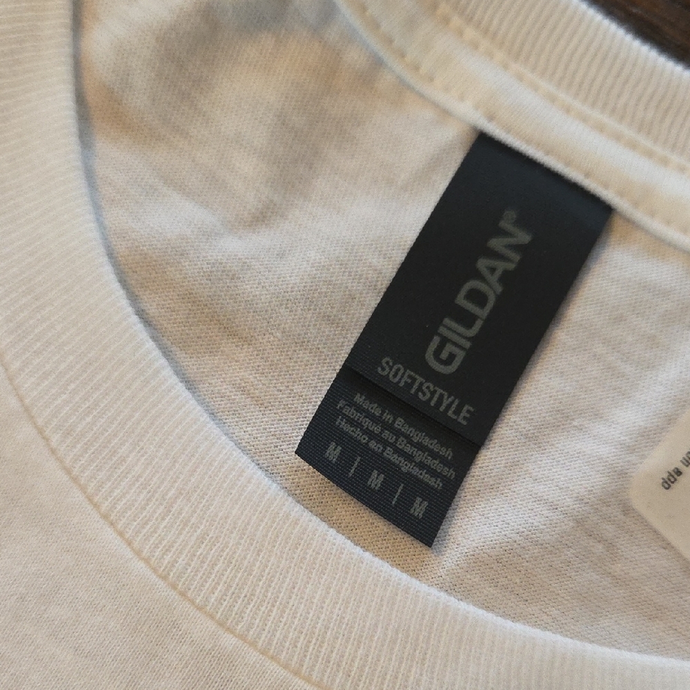 Queen of Hearts Vibrant Graphic T-Shirt - Picture 2 of 3